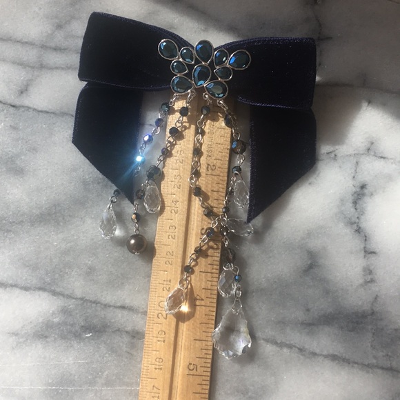 Swarovski crystal bow in midnight blue - Picture 5 of 6